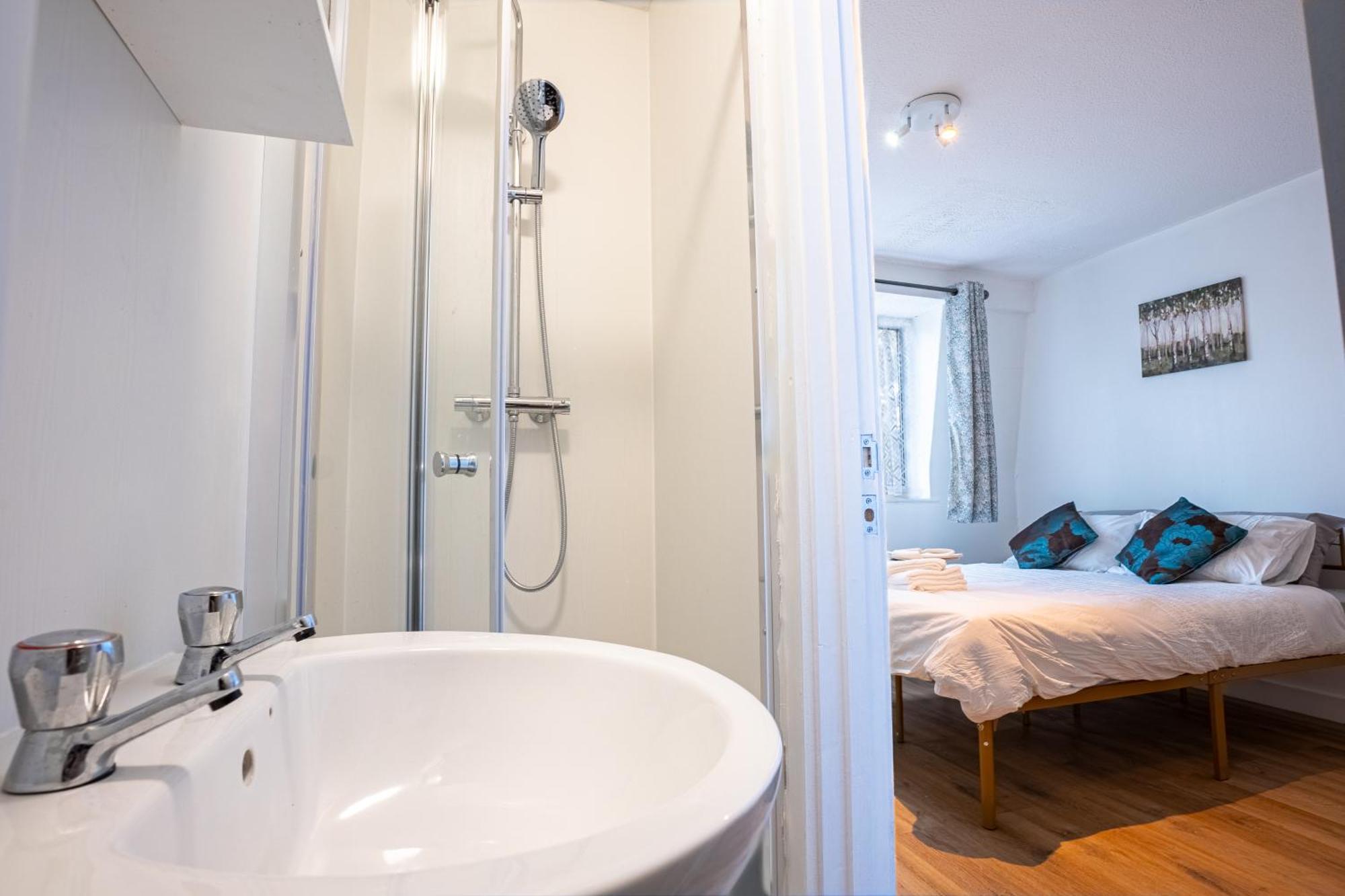 Quarto em Acomodações Particulares Docklands Near Excel And Airport 2 Double Ensuites For Up To 4 People *